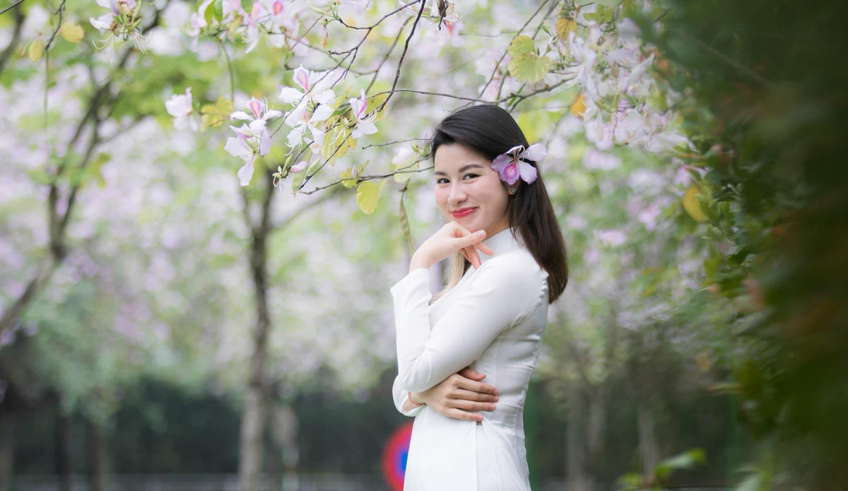 Nữ diễn viên thích cảm giác hít hà bầu không khí trong lành của ngày mới, uống một cốc chanh ấm mật ong rồi bắt đầu ngày mới. Sau đó, cô sẽ tới cơ quan tập luyện cùng đồng nghiệp, làm những công việc được cấp trên giao phó cho tới cuối giờ chiều sẽ trở về nhà lo cơm nước, nghỉ ngơi, dành thời gian chăm sóc bản thân và gia đình.