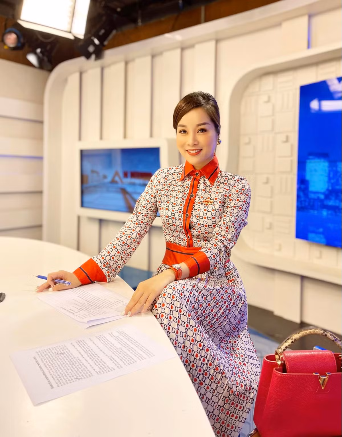 Minh Hương 'Vàng Anh' không phải là cái tên xa lạ với nhiều bạn trẻ yêu thích truyền hình. Cô từng là sinh viên Học Viện Âm nhạc Quốc gia, khoa đàn tỳ bà. Minh Hương gây ấn tượng sâu đậm với khán giả trong Nhật ký Vàng Anh (năm 2007). Kể từ đó, cái tên Minh Hương 'Vàng Anh' được nhắc đến như một điểm sáng trong nghiệp diễn của nữ diễn viên, MC cho tới tận bây giờ. Sau đó, Minh Hương có vai diễn thứ chính Hoài Xù trong Zippo, Mù tạt và em (2015) và vai diễn gần nhất trong 11 tháng 5 ngày.