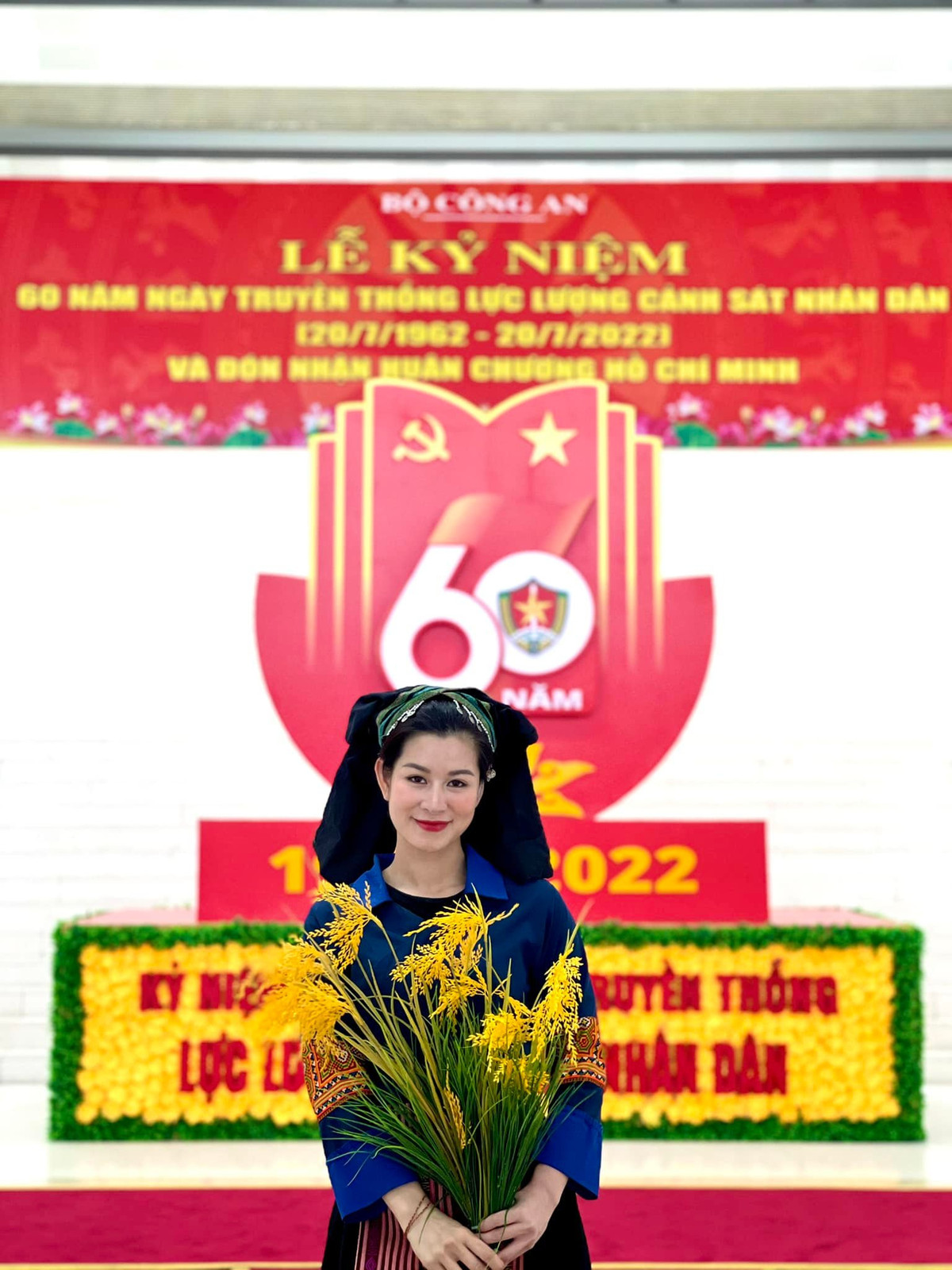 Xuất hiện nhiều trên màn ảnh nhưng ít ai biết Huyền Trang ngoài đời thực là một Thượng úy công an. Cô là diễn viên kịch nói công tác tại Nhà hát Công an Nhân dân.