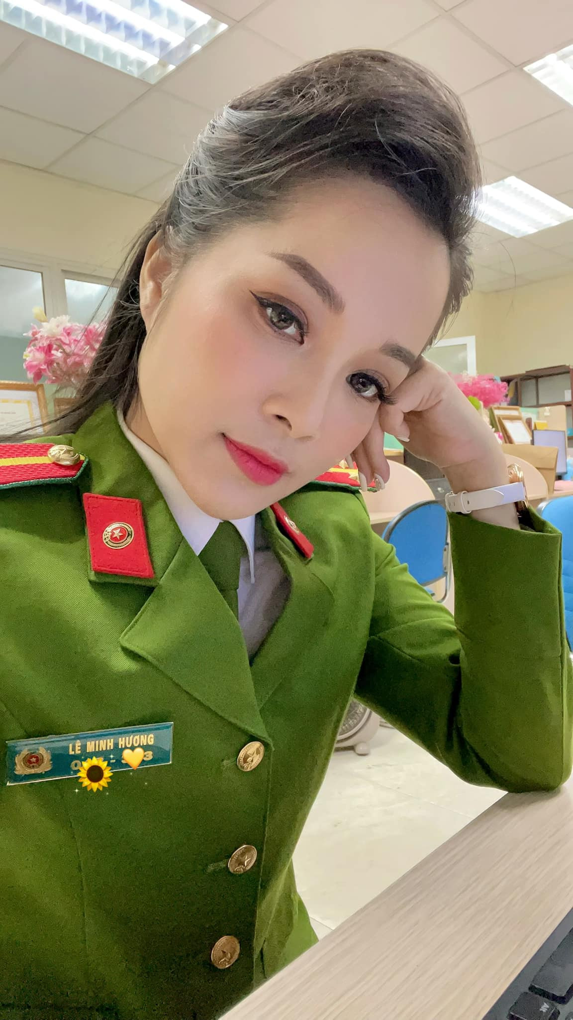 Minh Hương từng chia sẻ, là một chiến sĩ công an làm truyền hình - xuất hiện trong rất nhiều bộ quân phục của lực lượng cơ động, an ninh, giao thông, cảnh sát để truyền tải thông tin của từng đặc thù công việc trong từng đơn vị... ngoài niềm vui, hạnh phúc và hãnh diện, đó còn cảm thấy đó là trọng trách lớn khi mang đến công chúng thông tin hay, hấp dẫn và một phong cách chuyên nghiệp nhất đặc thù của từng đơn vị. Được đeo công an hiệu cấp thượng úy như hiện nay là một quá trình phấn đấu không ngừng nghỉ của nữ diễn viên, MC.