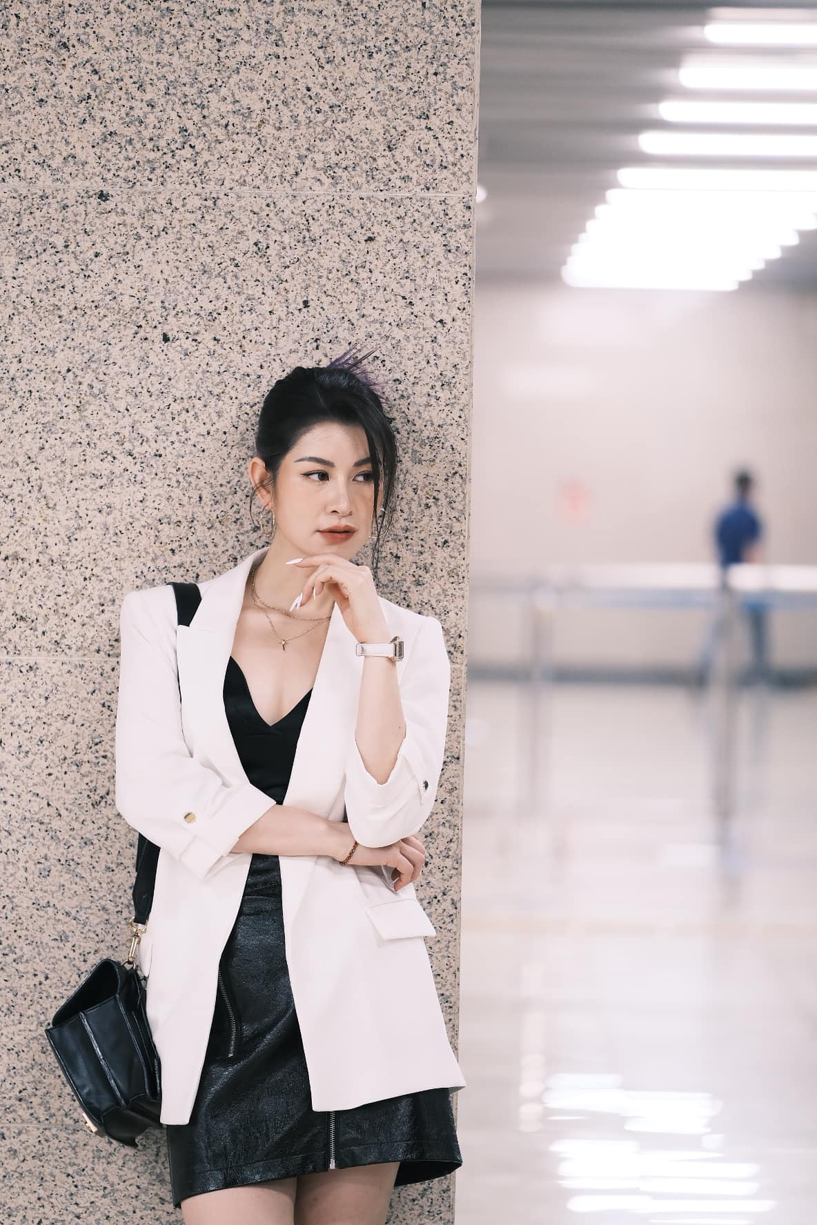 Một nữ diễn viên khác gây ấn tượng với công chúng là Lưu Huyền Trang. Nữ diễn viên sinh năm 1987, quê Tuyên Quang từng gây ấn tượng mạnh với khán giả yêu truyền hình qua vai diễn cảnh sát Phương Nam trong phim Cầu vồng tình yêu và một số bộ phim khác như Nhà có nhiều cửa sổ, Ngự lâm không kiếm, 13 nữ tù, Mặt nạ gương... Gần đây nhất, Huyền Trang vào vai bà chủ tiệm massage Mộng Mơ trong Thương ngày nắng về.