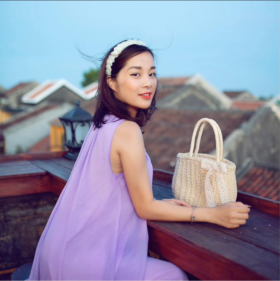 Ở tuổi 37, Minh Hương được nhiều người hâm mộ nhận xét trông trẻ trung, xinh đẹp. Cô có cuộc sống sang chảnh không kém các người đẹp khác và sở hữu nhiều món đồ hàng hiệu đắt tiền như túi xách, đồng hồ, mắt kính... Minh Hương có cuộc sống hạnh phúc bên chồng và 2 con.