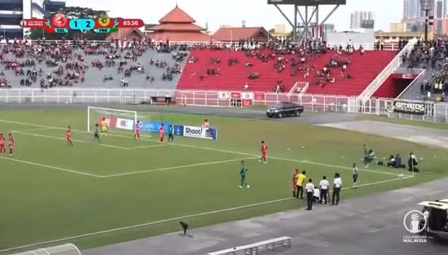 Video: Bi cham nhe vao nguoi, cau thu nga vat xuong san an va