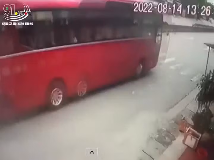 Video: Co tinh chay nguoc chieu, xe may tong truc dien xe khach