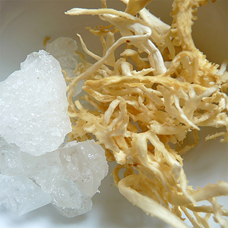 Chị Bích (ở Phú Quốc) cho biết rau đá biển có quanh năm, chị thuộc lòng từng bãi đá, nơi nào có rong gì, nhiều hay ít. Mỗi ngày chị có thể thu hoạch được từ 5-7kg rau đá biển