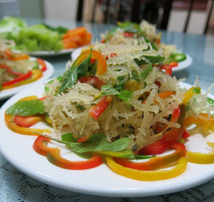 Giờ đây, loại rau dại này thành đặc sản nổi tiếng, được du khách biết tới. Chúng còn được thương lái thu mua bán về đất liền