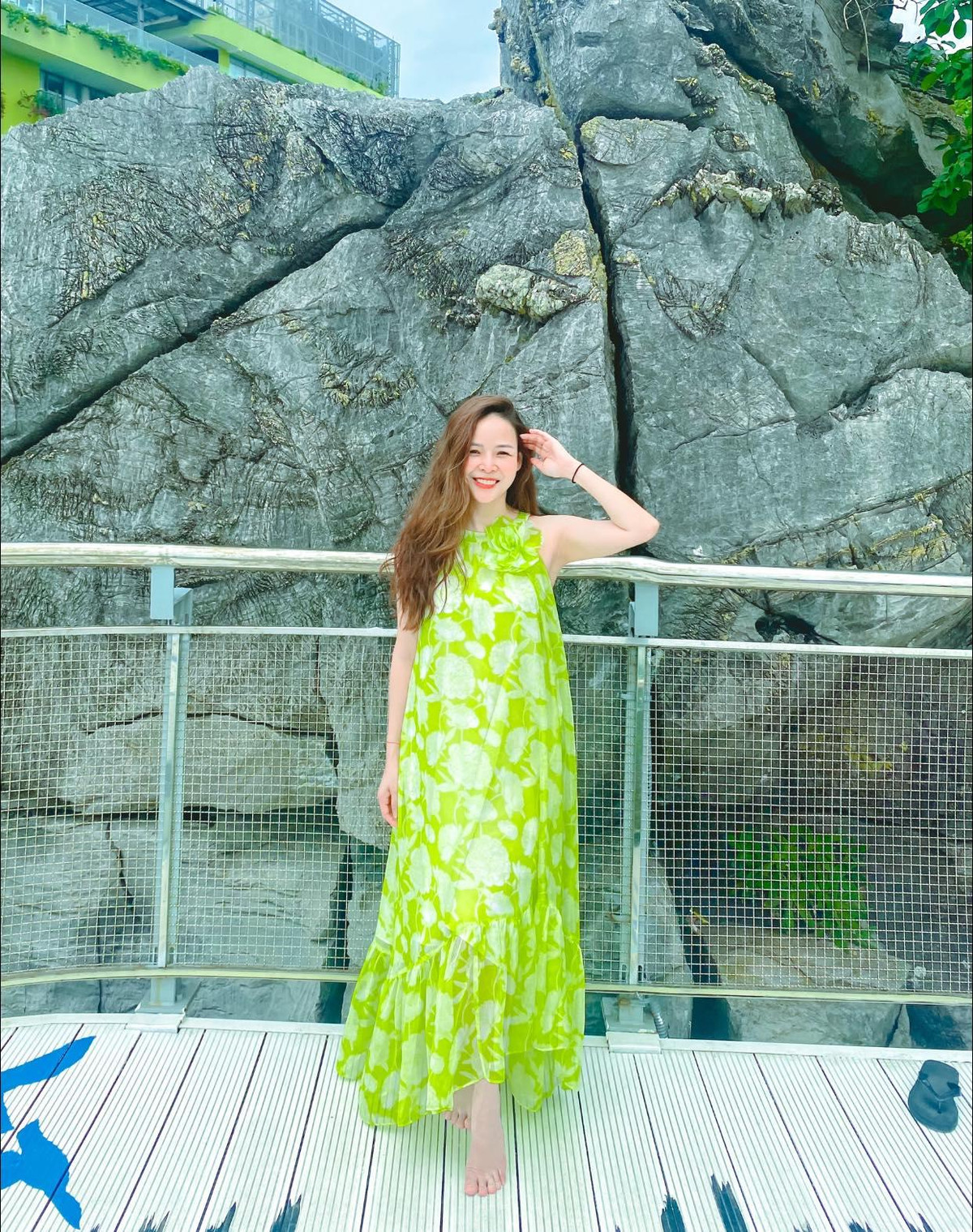 Diem Huong pha le nhan vai co canh nong voi ban dien kem tuoi-Hinh-2