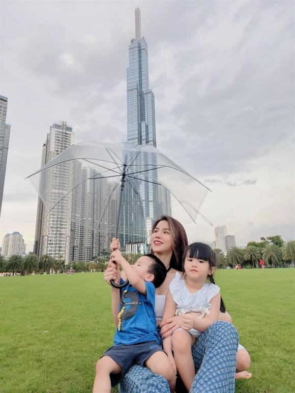 Trên trang cá nhân của mình, Diệp Lâm Anh thường xuyên đăng tải hình ảnh bên các con. Cô chuẩn bị hẳn phòng riêng cho con gái với đầy đủ tiện nghi, góc học tập và vui chơi. Nữ ca sĩ còn thuê hẳn bảo mẫu và gia sư để chăm sóc và dạy dỗ các con phụ giúp mình.