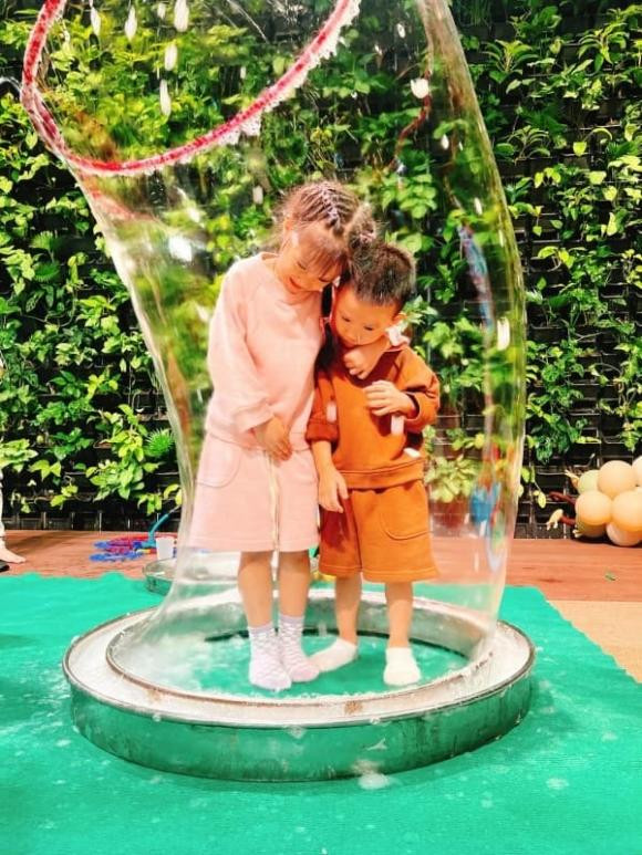  Qua lời lẽ của chân dài Diệp Lâm Anh, ai nấy cảm nhận được sự bất an của cô ở thời điểm này. Người đẹp muốn được chăm sóc nuôi nấng cả hai con và lo sợ chuyện hai con phải xa nhau, mỗi người một nơi khiến các con bị tổn thương. Đây cũng là nỗi lòng của những người làm mẹ dù có mạnh mẽ chống đỡ cả thế giới nhưng luôn yếu đuối khi nghĩ về con.