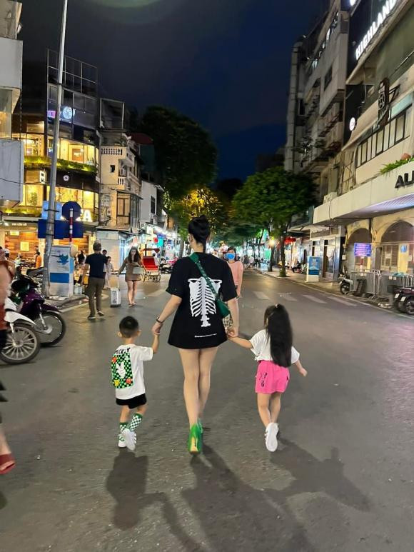 Trước đó, khi được một cư dân mạng khuyên nên để chồng nuôi con, người mẫu Diệp Lâm Anh đã hoàn toàn từ chối. Cô thẳng thắn cho biết nguyên nhân: "Mình không xa con được bạn ạ. Dù bận rộn mưu sinh nhưng khi về nhà mình muốn thấy tụi nhỏ. Đó là động lực sống và làm việc của mình".