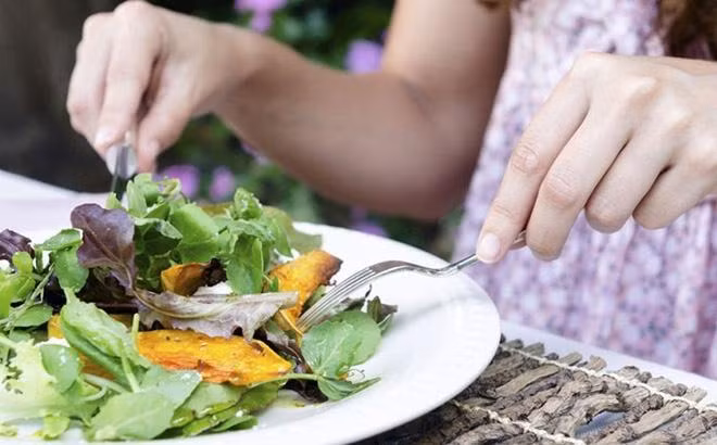 Rau xanh co 5 tac hai khung khiep neu an qua nhieu-Hinh-2