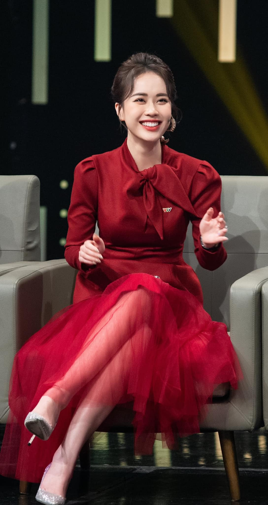  Ngô Mai Phương là nữ MC quen mặt với chương trình Bữa trưa vui vẻ, Ngày xưa chill phết... Cô nàng sinh năm 1997, quê Hải Phòng từng giành vị trí Á khôi 1 cuộc thi Hoa khôi sinh viên Việt Nam.