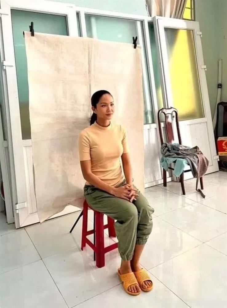 ù cũng có người bênh vì cho rằng giản dị là phong cách gắn liền với mỹ nhân Ê-đê nhưng hầu hết đều cho rằng việc đi làm giấy tờ quan trọng như căn cước công dân thì cần phải chỉn chu hơn chứ không nên bê bối và cẩu thả đến mức này.