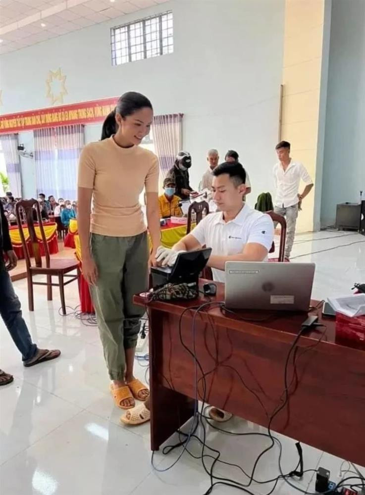  Mới đây, H'Hen Niê vừa tự chúc mừng bản thân đã có căn cước công dân và đăng tải loại giấy tờ quan trọng này lên trang cá nhân. Ngay lập tức, ảnh chụp của cô nàng gây chú ý vì dù giản dị mà vẫn rất xinh đẹp. Còn nhớ cách đây hơn 1 tuần, hình ảnh H'Hen Niê đi làm căn cước công dân trong tình trạng xuề xòa với mặt mộc, quần ống thấp ống cao, dép tổ ong từng khiến dân mạng dậy sóng.