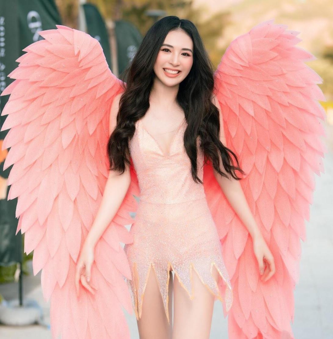 Nguyễn Khánh My (SBD 516) là cựu học sinh trường Chu Văn An (Hà Nội) và hiện là sinh viên chuyên ngành Kinh tế/quản lý của ĐH Ngoại ngữ - ĐH Quốc gia Hà Nội. Cô được đánh giá là một trong những người đẹp có thế mạnh về ngoại ngữ nhờ thành thạo hai ngoại ngữ Anh - Pháp, đạt chứng chỉ IELTS 7.0 với tiếng Anh và DELF B2 với tiếng Pháp.