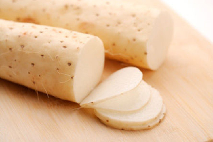 Củ mài bên ngoài vỏ màu nâu xám, bên trong thịt mềm màu trắng.