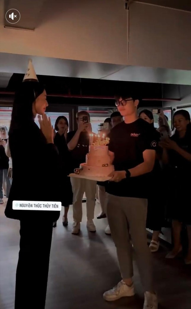 “Soai ca banh kem” trong sinh nhat Hoa hau Thuy Tien la ai?