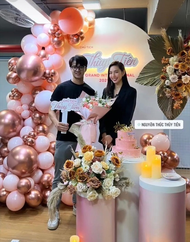 “Soai ca banh kem” trong sinh nhat Hoa hau Thuy Tien la ai?-Hinh-2