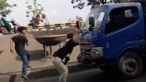 Quay clip chan dau xe tai, 1 thanh nien bi banh xe nuot gon-Hinh-2