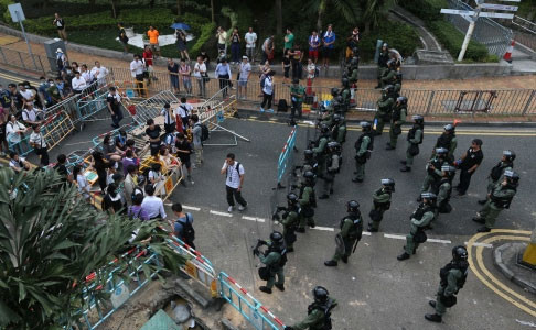 Cảnh sát đối đầu với người biểu tình ở khi Admiralty.