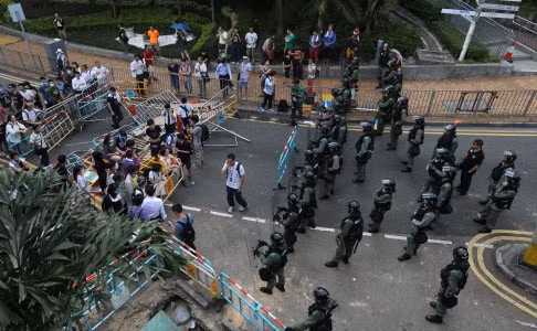 Cảnh sát đối đầu với người biểu tình ở khi Admiralty.