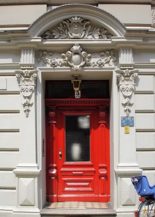 Sai lầm 2: Sơn cửa ra vào màu đỏ. Đỏ là một màu sắc mạnh mẽ, và nó có thể gây ra ảnh hưởng không tốt, thậm chí là thiệt hại nặng nề đối với một số không gian. Điều này đặc biệt đúng với cánh cửa ở hướng Tây Bắc. Hướng Tây Bắc có mối liên hệ trực tiếp với bầu trời, tượng trưng cho người cha hoặc người đàn ông trụ cột của gia đình. Vì vậy, góc này không nên có các ngọn lửa hoặc màu đỏ.