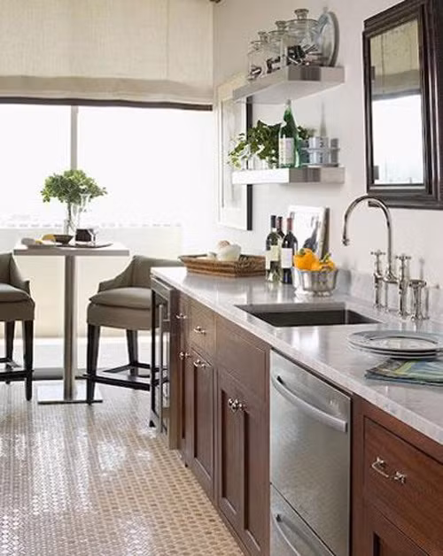 Sai lầm 3: Treo một tấm gương phía sau bếp. Bếp nấu là một phần của yếu tố Hỏa và khi có quá nhiều lửa thì nó sẽ thiêu rụi ngôi nhà. Sai lầm này xuất phát từ việc vị trí đặt bếp nấu khiến bạn không thể quan sát phía sau lưng, không biết được mọi người đang làm gì, ra vào như thế nào sau lưng mình. Cũng có một số ý kiến cho rằng việc đặt gương sau bếp nấu sẽ tăng gấp đôi sự giàu có của bạn vì gương nhân đôi số thức ăn bạn nấu trên bếp. Sự thật thì việc khuếch đại năng lượng của lửa quá mức là rất có hại.