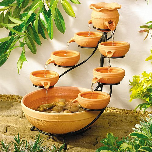 Về phần nước, nếu nước chuyển động (tiểu cảnh) sẽ gây ra sự thất thoát tiền bạc, các vấn đề về hô hấp, bệnh xoang, sự trầm cảm hoặc trạng trái tinh thần mê man cho người ở trong căn phòng đó.