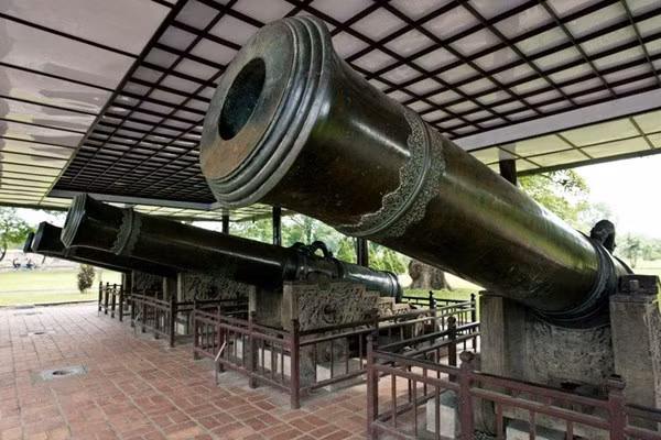 Dãy súng đại bác trước Ngọ môn.