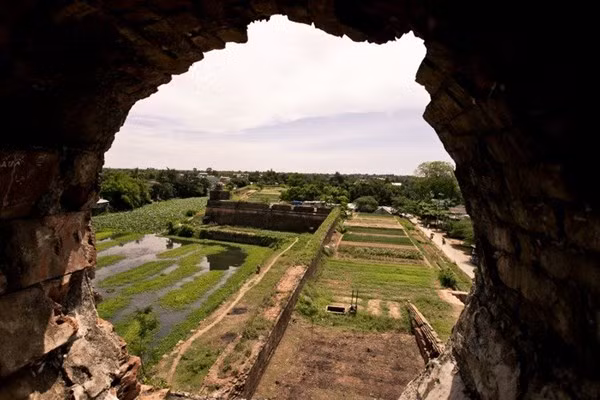 Bờ thành kinh thành Huế.