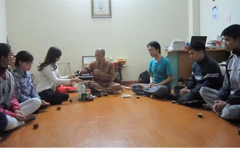 Một buổi uống trà, tĩnh lặng của thầy trò. Ảnh: Thuần Trí.