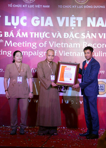 Ông Biswaroop Roy Chowdhury trao bằng kỷ lục Bảo tượng Phật hoàng.