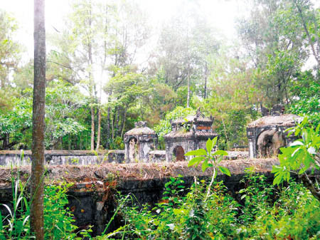 Rêu phong, cỏ cây, rác rưởi bao phủ càng khiến cho những ngôi mộ thái giám trở nên hiu quạnh.