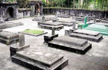 Một góc khu mộ địa thái giám tại chùa Từ Hiếu. Ảnh: TG.