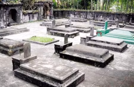Một góc khu mộ địa thái giám tại chùa Từ Hiếu. Ảnh: TG.