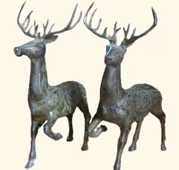 Hươu: Được xem là con vật phong thuỷ mang nhiều điềm lành nhất. Là biểu tượng cho tốc độ, tính bền vững và cuộc sống lâu dài. Có nghĩa “thu nhập tốt và giàu có”. Chính vì thế người ta hay treo tranh hươu trong văn phòng làm việc để cầu mong công ty mình ăn nên làm ra, hoặc treo trong nhà để cả gia đình có thể an hưởng cuộc sống lâu dài và sống êm đềm sung túc.