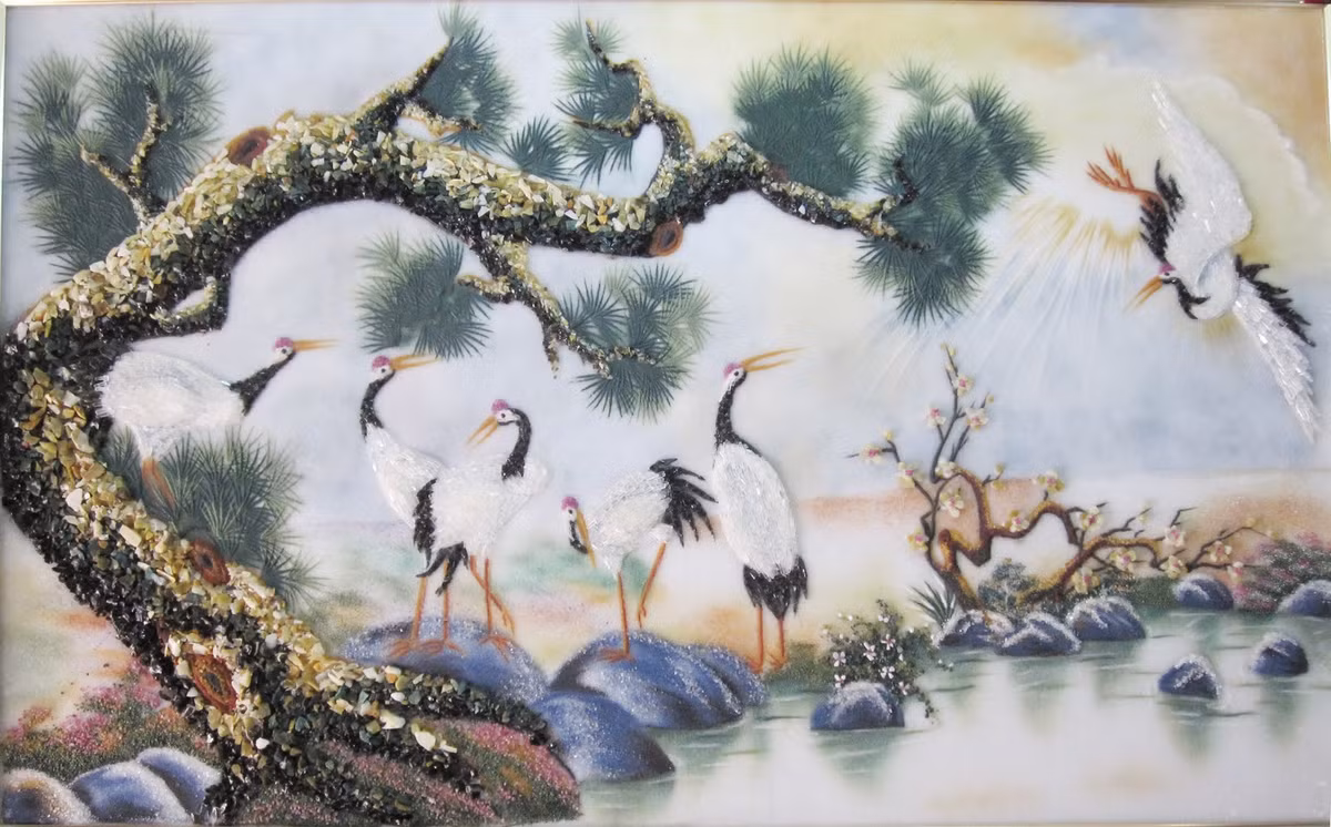 Mỗi tư thế của chú hạc đều mang một ý nghĩa nhất định. Riêng với hạc thấp thoáng giữa những đám mây là tượng trưng cho tuổi thọ, sự uyên bác sáng suốt, và cuộc sống vương giả. Hình ảnh ấy còn hàm ý chủ nhân đang vươn tới một vị trí cao, đầy quyền lực.