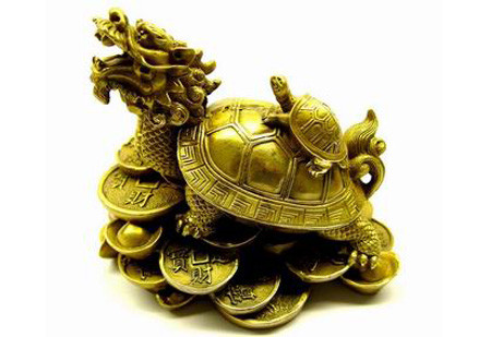 Trong khoa học phong thủy, hình tượng con rùa đồng nghĩa với những quả đồi phòng vệ nằm ở phía Bắc. Tượng rùa nằm ở phía Bắc nhà gia chủ được cho là thu hút vượng khí giàu sang, sức khoẻ tốt. Nếu đặt ở phía bắc phòng làm việc, bạn sẽ nhận được nhiều năng lượng hỗ trợ vô hình cho công việc và sự nghiệp của mình.
