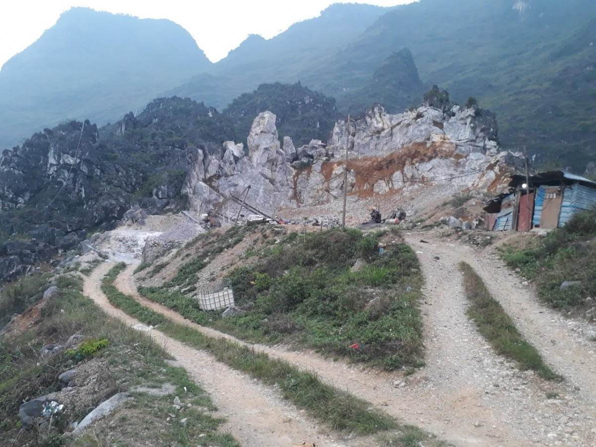 Khoảng 5h, ngày 24/4/2021 tại bãi khai thác đá đã dừng hoạt động ở thôn Lũng Lầu (xã Khâu Vai, Mèo Vạc, Hà Giang), người dân phát hiện có hai thi thể nằm gần nhau. (Ảnh: Đài Truyền hình Hà Giang)