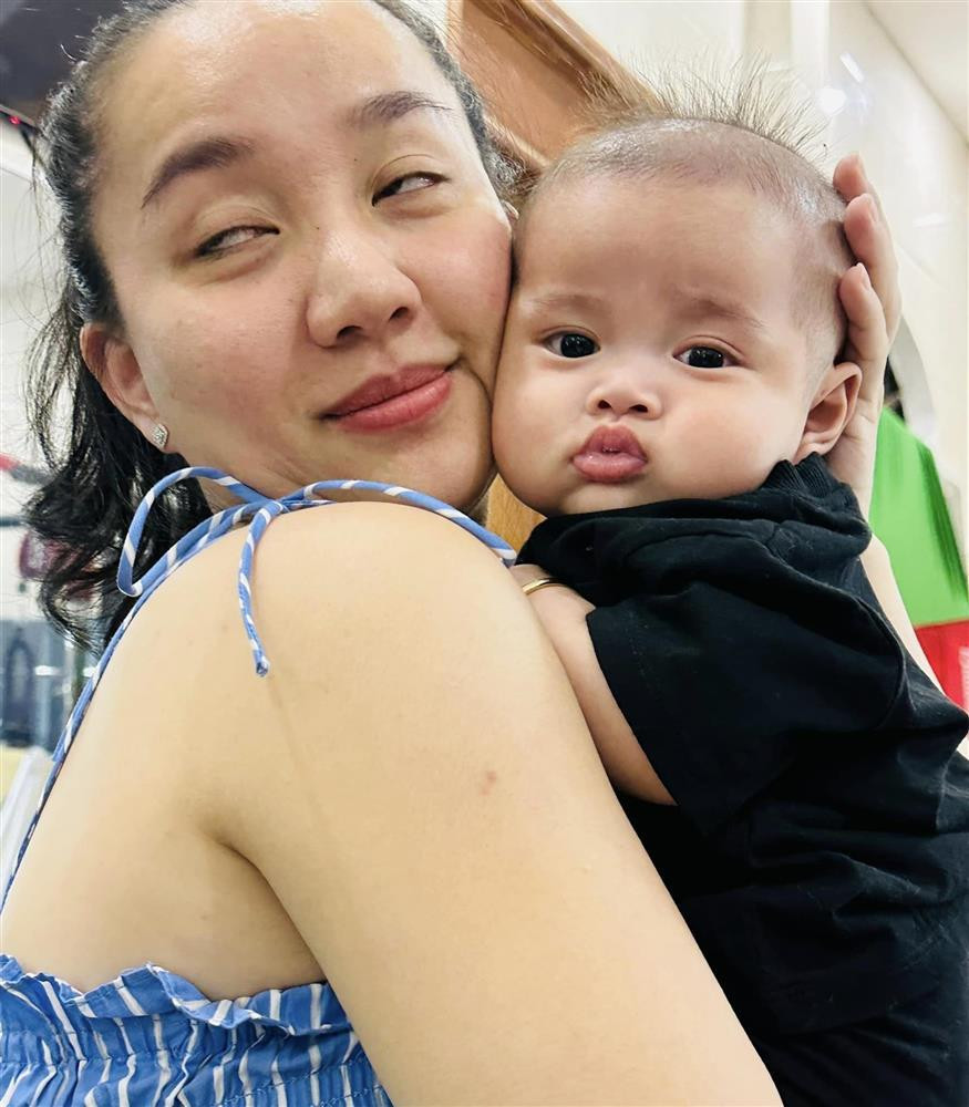 ùng với loạt ảnh, Lê Dương Bảo Lâm không quên "dìm hàng" bà xã Quỳnh Quỳnh.