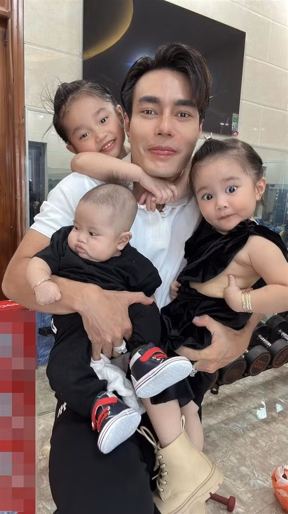 Trong ảnh, bé Bảo Ngọc chiếm spotlight với biểu cảm "chuẩn chị đại".