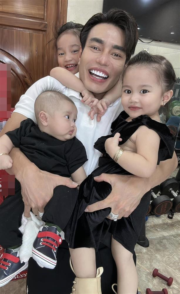Loạt ảnh "1 nách 3 con" của Lê Dương Bảo Lâm khiến ai nấy thích thú, bật cười, cho rằng rất dễ thương. Thậm chí, dân mạng còn hóm hỉnh khuyên nam diễn viên và bà xã Quỳnh Quỳnh có thêm vài em bé.