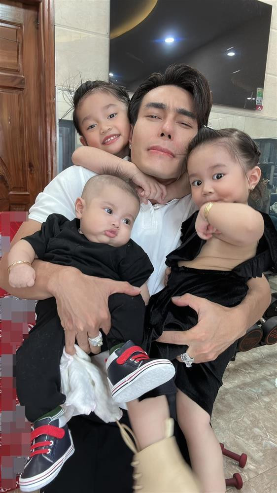 br/> Trong ảnh là loạt khoảnh khắc 4 bố con nam diễn viên tạo dáng nhí nhố, biểu cảm hài hước trước ống kính.