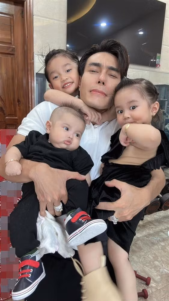 br/> Trong ảnh là loạt khoảnh khắc 4 bố con nam diễn viên tạo dáng nhí nhố, biểu cảm hài hước trước ống kính.