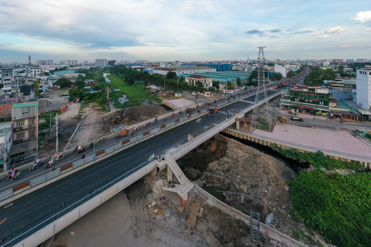 Cầu Bưng là một trong những công trình giao thông trọng điểm của TP.HCM, nối liền quận Bình Tân và Tân Phú trên tuyến đường Lê Trọng Tấn. Việc cả 2 nhánh cầu Bưng được thông xe được kỳ vọng sẽ giúp xóa bỏ điểm đen về ùn tắc giao thông tại cửa ngõ Tây Bắc thành phố.