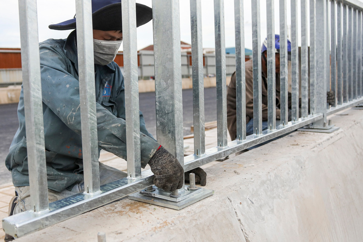 Hạng mục lắp đặt lan can trên thành cầu đã thi công hoàn thành.