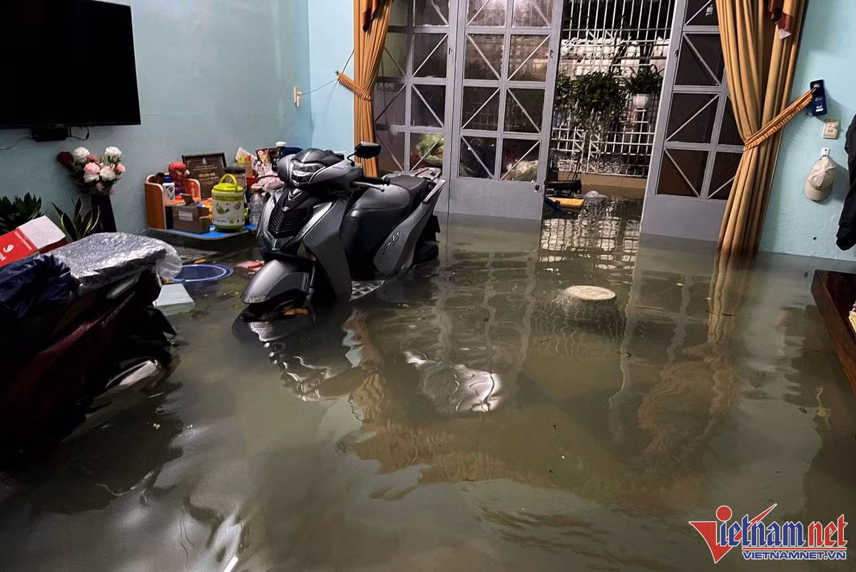 Nhiều khu dân cư ở quận Hải Châu, Thanh Khê, Liên Chiểu, Cẩm Lệ bị nước tràn vào nhà ngập sâu