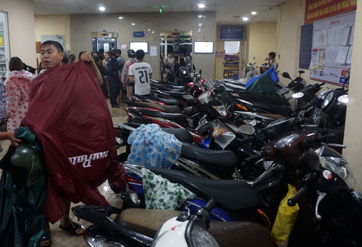 Xe máy được người dân di dời lên vị trí cao để tránh bị ngập hư hỏng