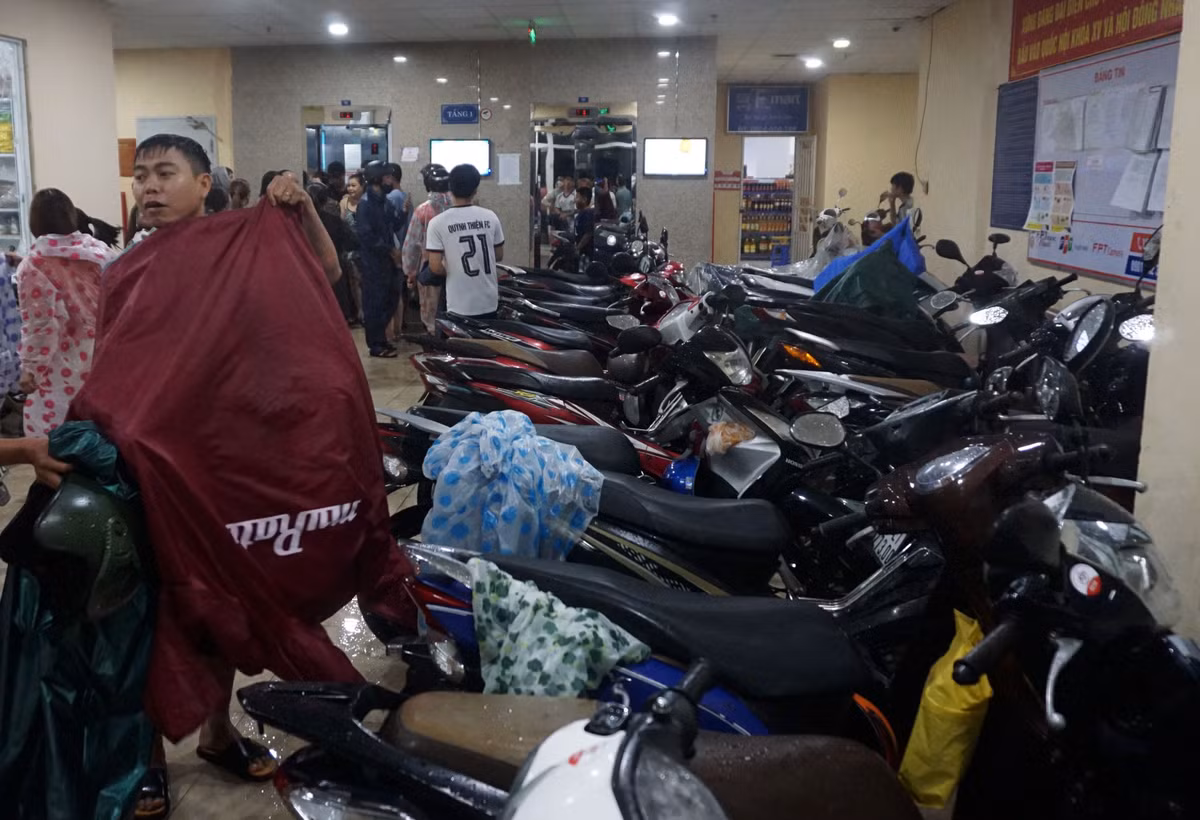 Xe máy được người dân di dời lên vị trí cao để tránh bị ngập hư hỏng