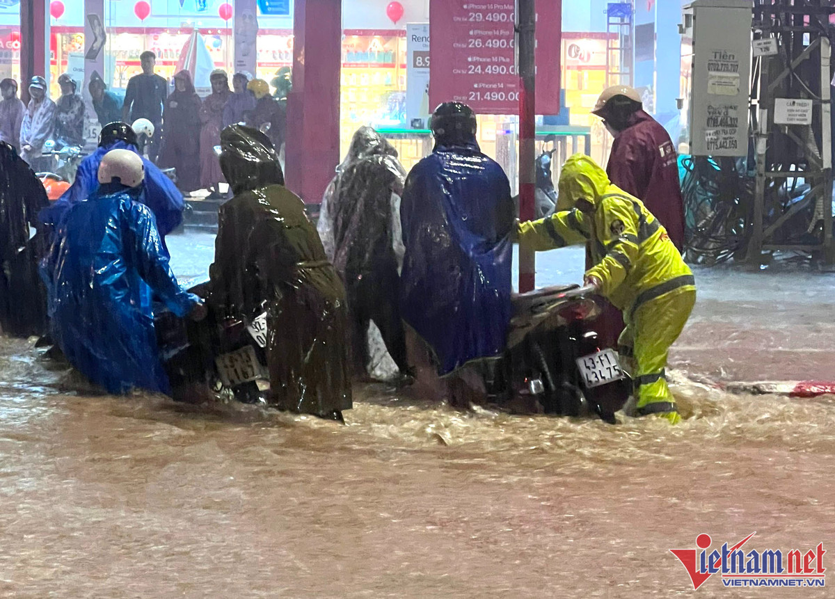 Nước dâng cao, ngập khắp nơi, lực lượng chức năng được huy động để hỗ trợ người dân. Ảnh: CTV